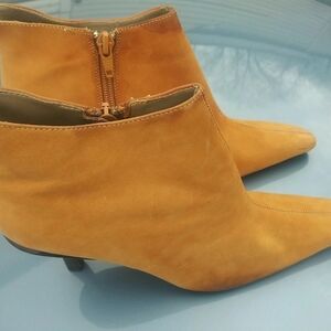 Vintage Newport News leather suede tan light brown Womens 7 M Ankle Boots heels